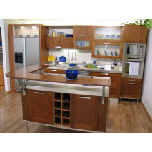 U-образный деревянный кухонный шкаф с деревянной столешницей